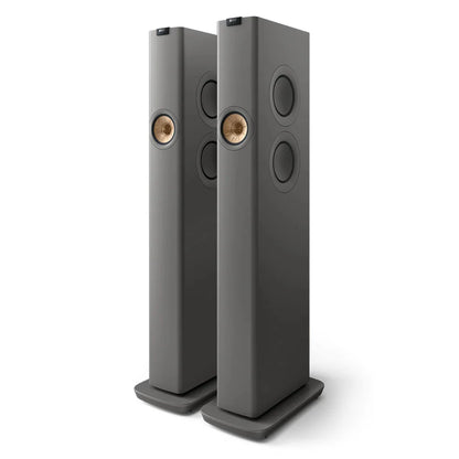 Boxe active KEF LS60 gri, vedere frontală în unghi, cu difuzoare Uni-Q și radiatoare pasive laterale vizibile.