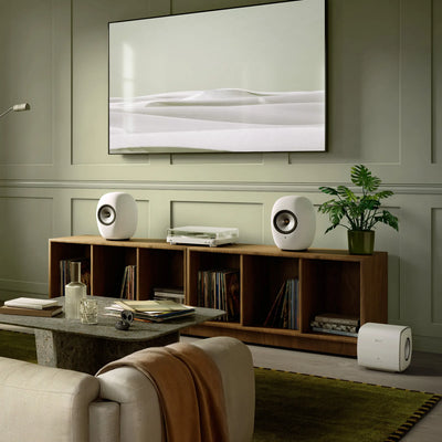 KEF LS Luxe Mineral White cu subwoofer KEF, într-un living.