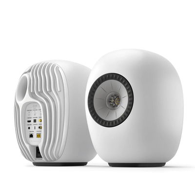 Boxe active KEF LS Luxe Mineral White, pereche, vedere frontală și din spate.