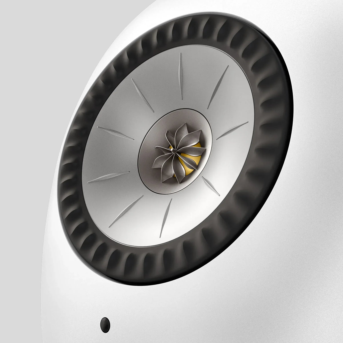 Detaliu driver Uni-Q generația a 12-a cu MAT pe KEF LS Luxe Mineral White.