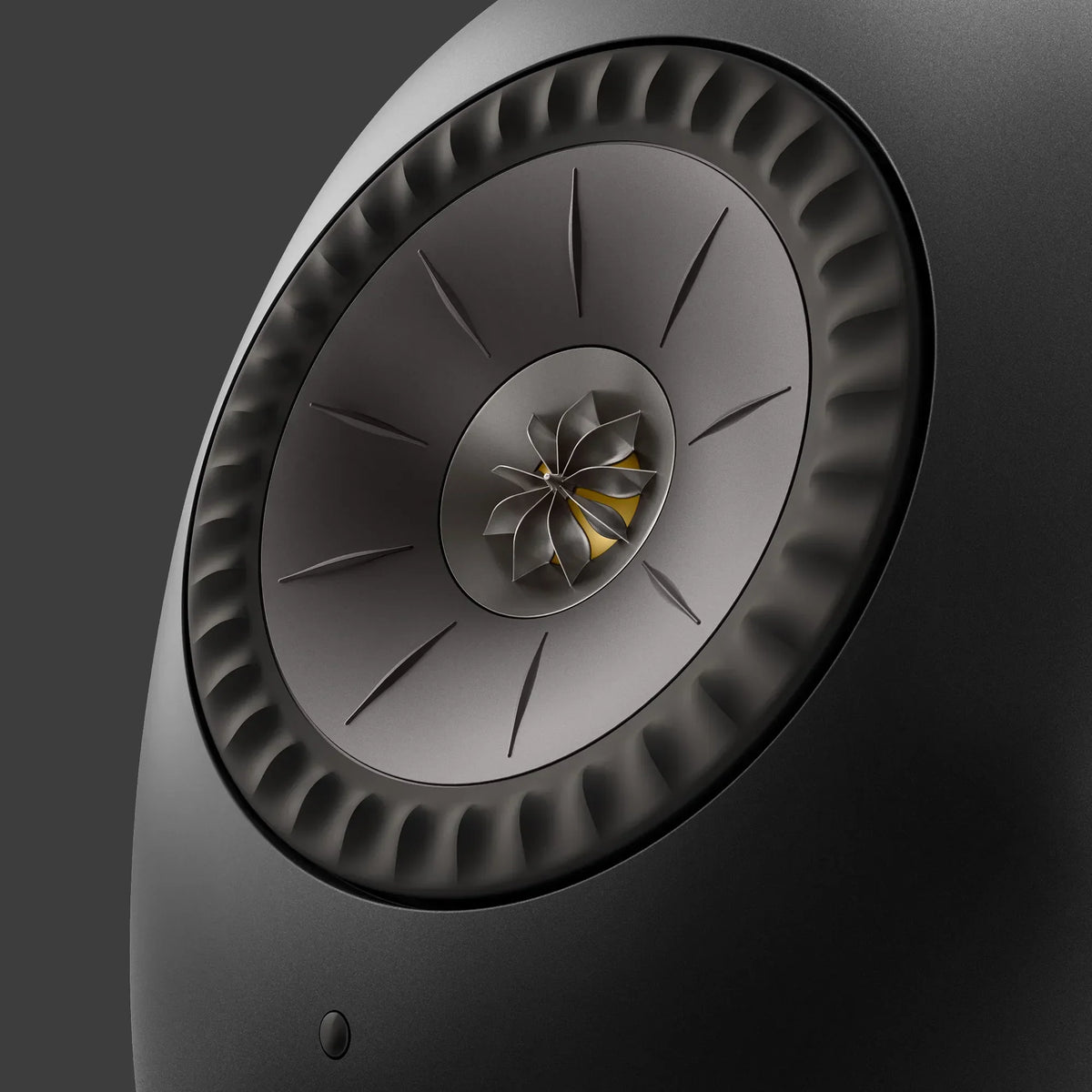 Detaliu driver Uni-Q generația a 12-a cu MAT pe KEF LS Luxe Eclipse Black.