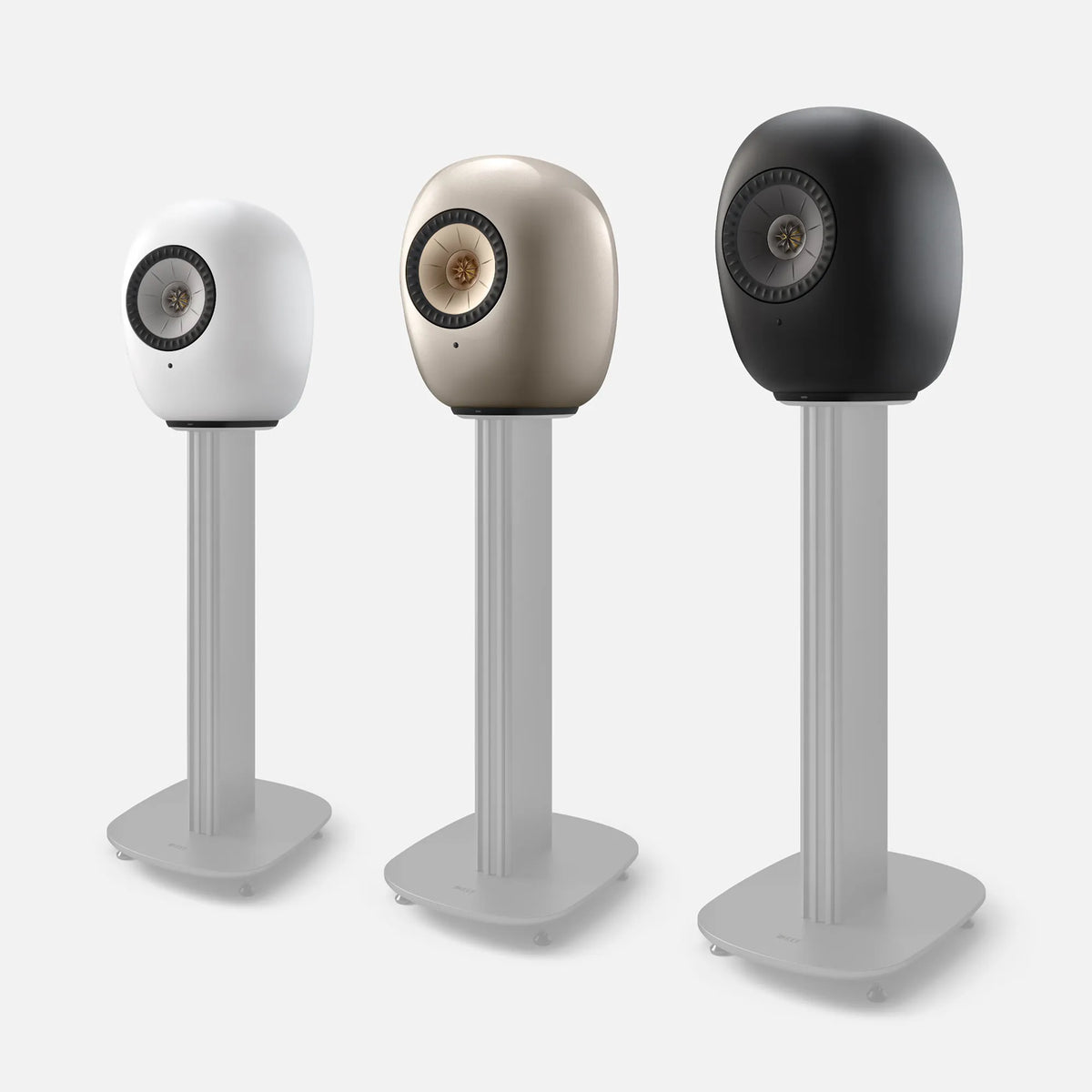 Cele trei finisaje KEF LS Luxe montate pe standurile S-Luxe.