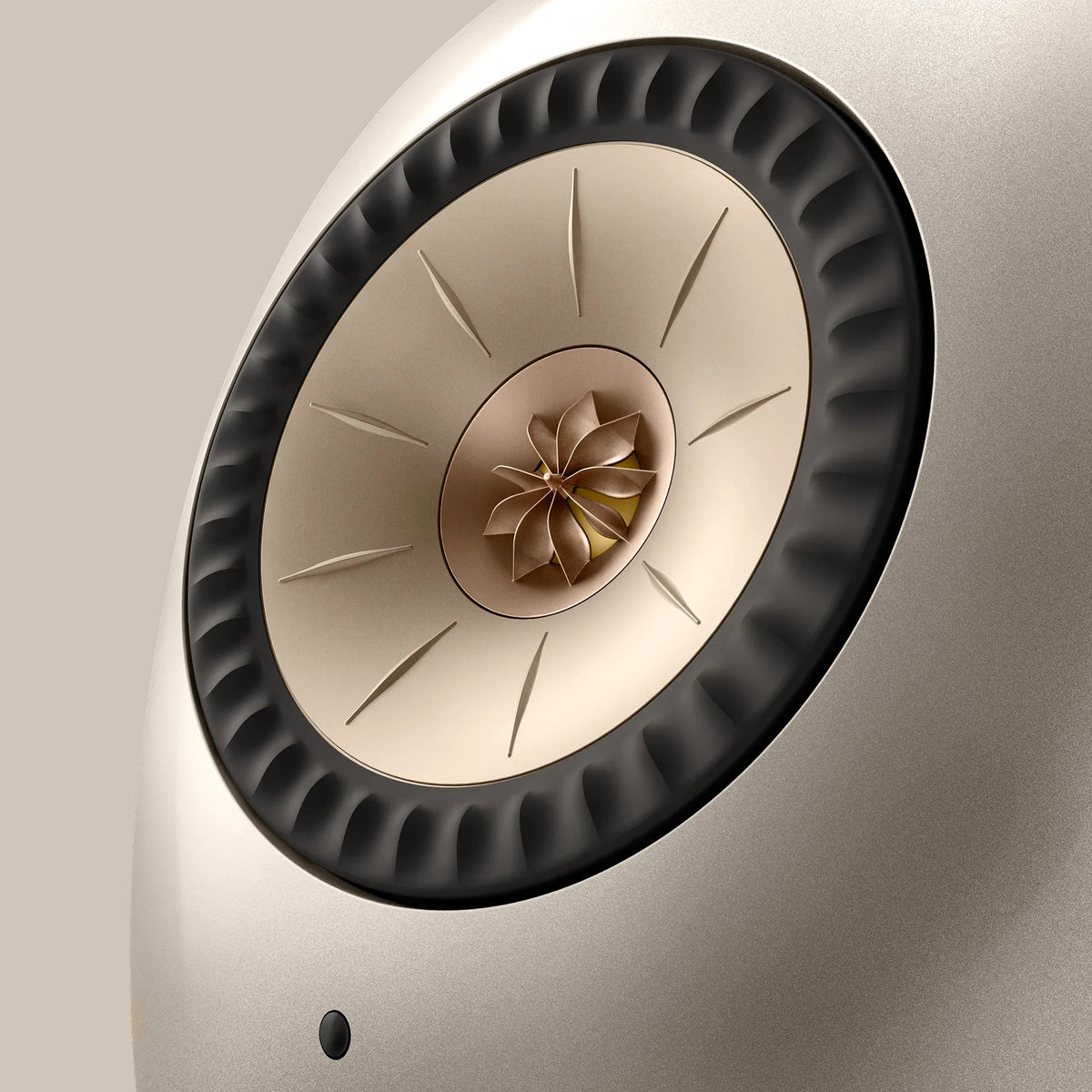 Detaliu driver Uni-Q generația a 12-a cu MAT pe KEF LS Luxe Dusk Titanium.