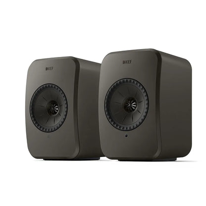 Boxe active KEF LSX II LT gri, vedere unghiulară față, difuzoare Uni-Q și LED frontal vizibil.