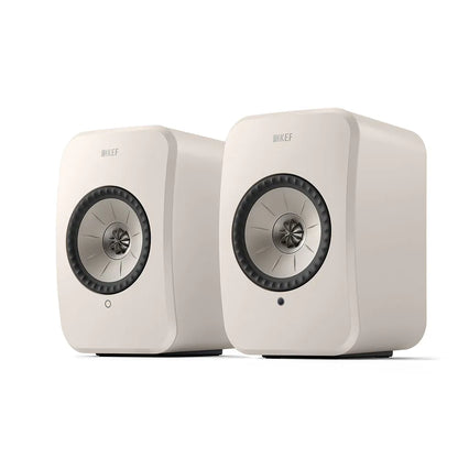 Boxe active KEF LSX II LT albe, vedere unghiulară față-stânga, difuzoare Uni-Q vizibile frontal.