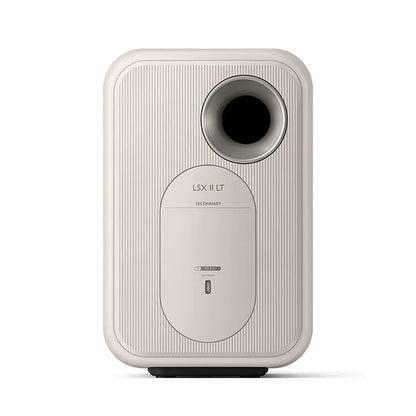 Spate boxă activă KEF LSX II LT albă, port bass reflex vizibil și port USB-C pentru conexiune.