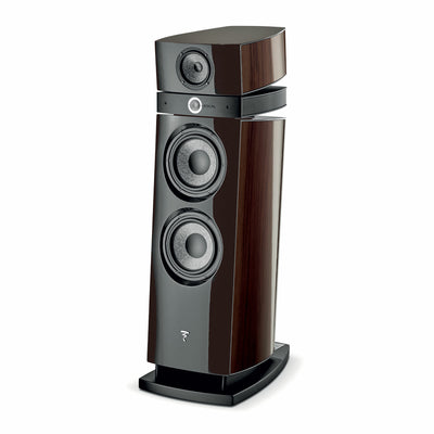 Boxă Focal Maestro Utopia Evo, vedere din unghi de 34°, culoare nuc închis, cu două difuzoare mari și un tweeter.