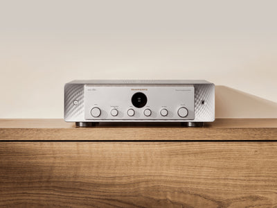 Amplificator Marantz Model 60n argintiu, vedere frontală. Afișaj central și butoane de control vizibile.