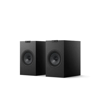 Boxe de raft KEF Q1 Meta satin black, vedere frontală în perspectivă, difuzoare Uni-Q vizibile.