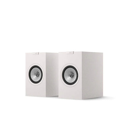 Boxe de raft KEF Q1 Meta culoare satin white, vedere frontală în pereche, difuzoare Uni-Q vizibile.