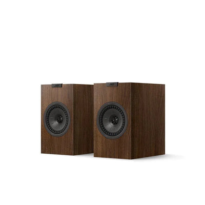 Boxe de raft KEF Q1 Meta culoare nuc, vedere frontală în perspectivă, difuzoare Uni-Q vizibile.