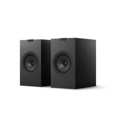 Boxe KEF Q3 Meta satin black, vedere frontală în perspectivă, difuzoare Uni-Q vizibile, set 2 bucăți.