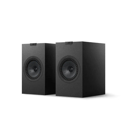 Boxe KEF Q3 Meta satin black, vedere frontală în perspectivă, difuzoare Uni-Q vizibile, set 2 bucăți.