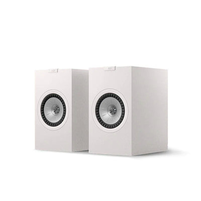 Boxe KEF Q3 Meta culoare Satin White, vedere frontală în perspectivă, difuzoare Uni-Q expuse.