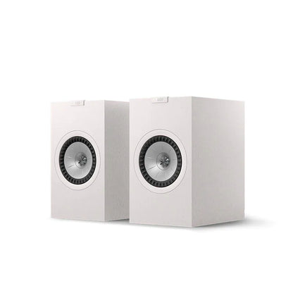 Boxe KEF Q3 Meta culoare Satin White, vedere frontală în perspectivă, difuzoare Uni-Q expuse.