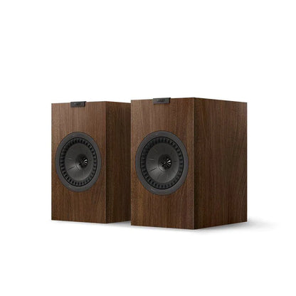 Boxe de raft KEF Q3 Meta culoare nuc, vedere frontală în perspectivă, difuzoare Uni-Q vizibile.