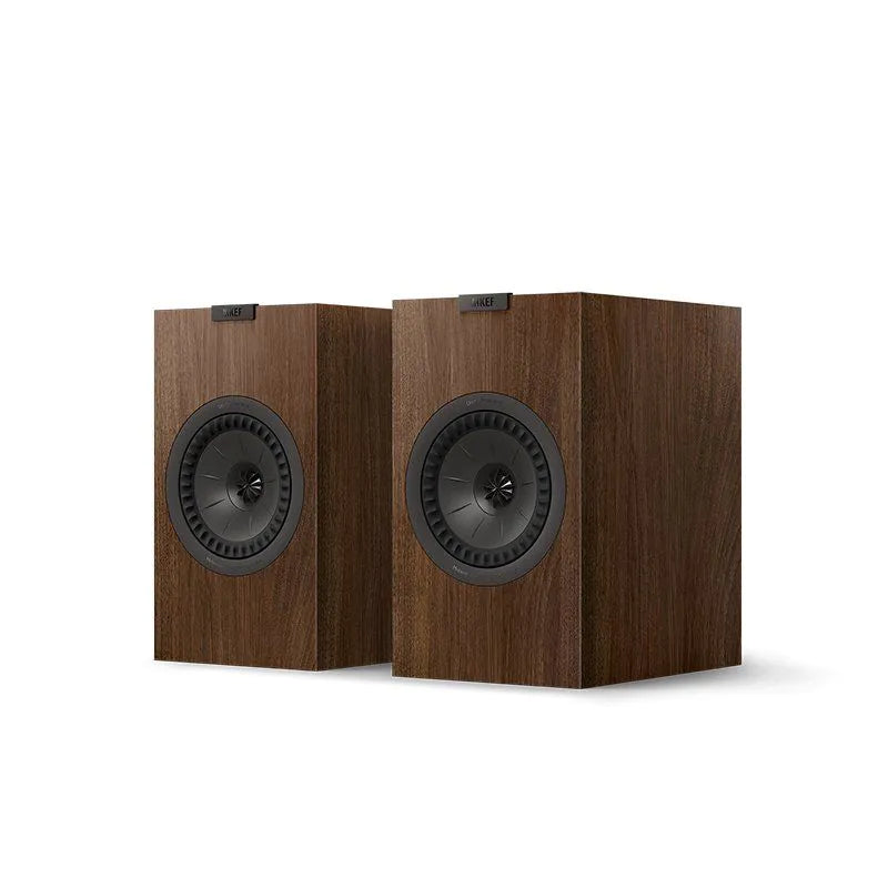 Boxe de raft KEF Q3 Meta culoare nuc, vedere frontală în perspectivă, difuzoare Uni-Q vizibile.