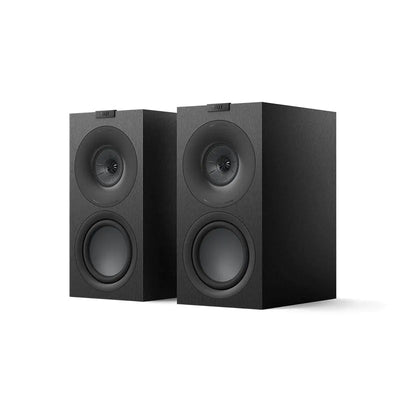 Boxe KEF Q Concerto Meta culoare Satin Black, vedere frontală în perspectivă, difuzoare Uni-Q vizibile.