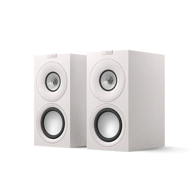 Boxe de raft KEF Q Concerto Meta alb satin, vedere frontală în perspectivă, cu difuzoare Uni-Q vizibile.