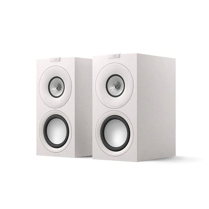 Boxe de raft KEF Q Concerto Meta alb satin, vedere frontală în perspectivă, cu difuzoare Uni-Q vizibile.