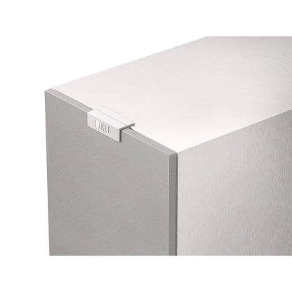 Boxă de raft KEF Q1 Meta culoare Satin White, vedere detaliată frontală cu grilajul montat și logo KEF.