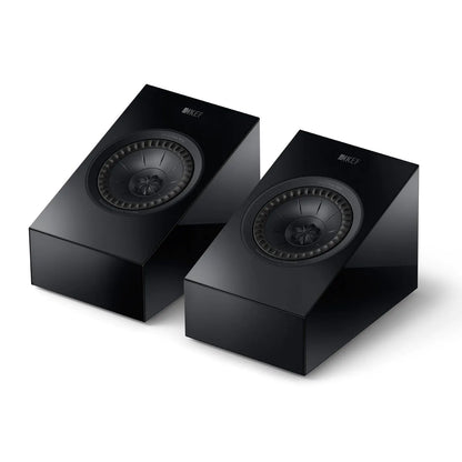 Boxe KEF R8 Meta Dolby Atmos negre, vedere frontală în pereche, fără grilaj, unghi perspectivă.