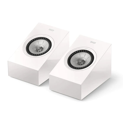 Boxe KEF R8 Meta Dolby Atmos albe, vedere frontală în perspectivă, fără grilaj, difuzoare vizibile.