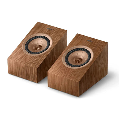 Boxe KEF R8 Meta Dolby Atmos, vedere frontală în perspectivă, finisaj nuc, difuzoare Uni-Q vizibile.