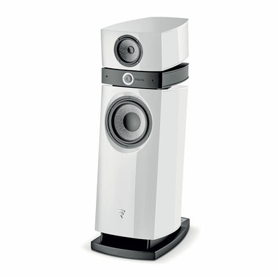 Focal Scala Utopia Evo boxă de podea albă, vedere din unghi de 34 de grade, difuzoare vizibile frontal.