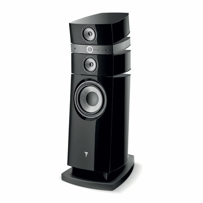 Boxă Focal Stella Utopia EM Evo, negru, vedere din unghi de 34°, cu difuzoare vizibile și finisaj lucios.