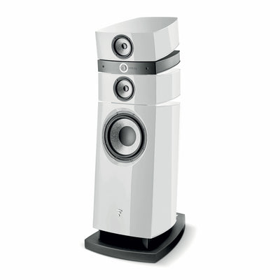 Focal Stella Utopia EM Evo, boxă de podea, culoare alb Carrara, vedere din unghi de 34 de grade.