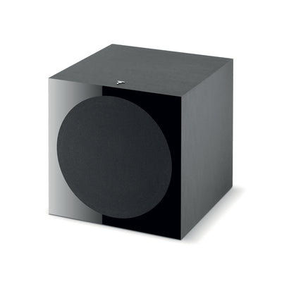 Subwoofer Focal SUB 600P, vedere din unghi de 34 de grade, culoare neagră, cu grilaj frontal vizibil.