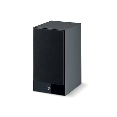 Boxa Focal Theva N1, vedere din unghi de 34 de grade, culoare negru, grilaj frontal vizibil.