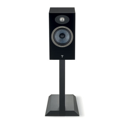 Boxa Focal Theva N1, vedere frontală, culoare negru, pe suport. Vizibil tweeter și woofer central.