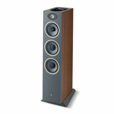 Focal Theva N3-D Boxe de podea, vedere diagonală, finisaj lemn, trei difuzoare frontale vizibile.